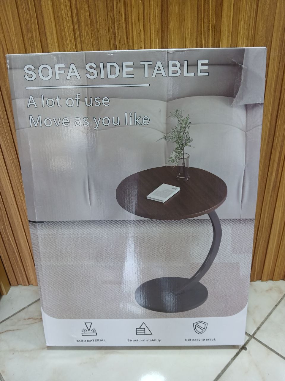 طاولة جانبية عادية بتصميم على شكل حرف Table d'appoint générique au design en forme de C