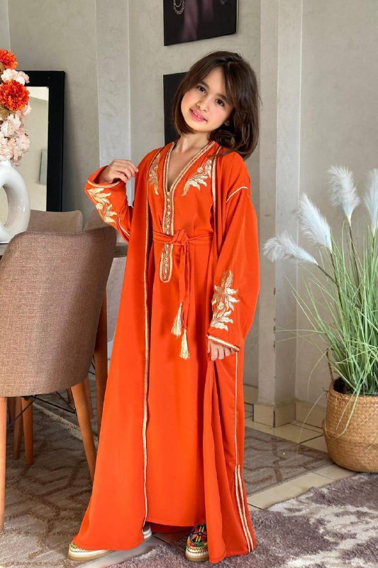 كيمونوا أنيقة للبنوتات مصنوعة من ثوب كريب سامبل مطرزة بدقة بـرباطي برونز لإطلالة راقية