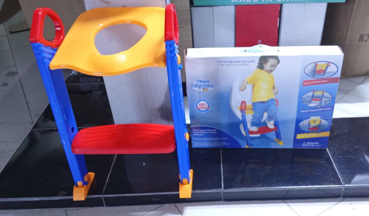 Lightweight Foldable And Portable Baby Toilet Step Stool Ladder  سلم خطوة مرحاض قابلة للطي خفيفة الوزن ومحمولة سلم