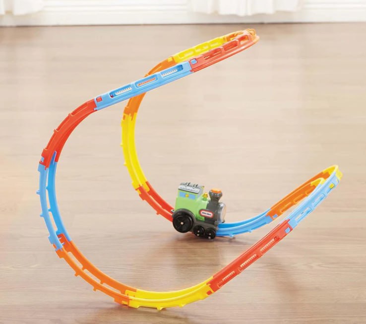 مجموعة قطار مرنة مزودة بأصوات وأضواء. لعبة تفاعلية للأطفال Circuit de jeu de train flexible avec son et lumières Jeu interactif pour enfants