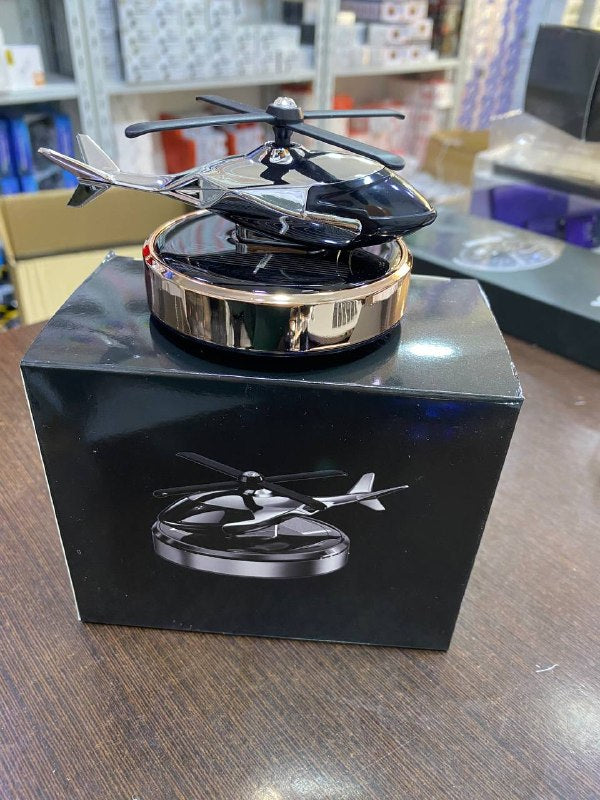 معطر جو السيارة الشمسي الدوار موزع عطر على شكل طائرة هليكوبتر Désodorisant solaire rotatif pour voiture est un diffuseur de parfum en forme d'hélicoptère en alliage métallique