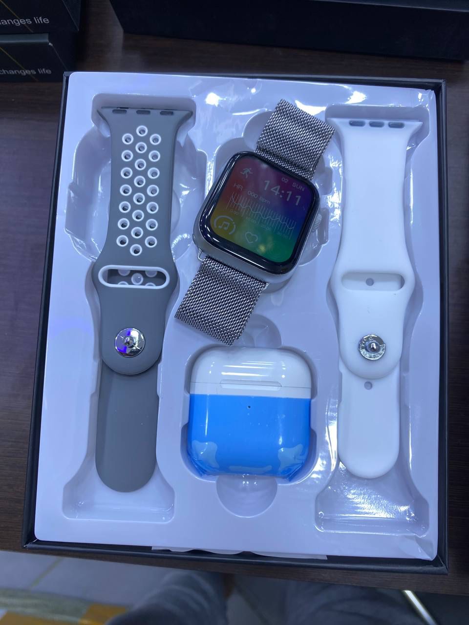 SMART WATCH 8 AVEC AIRPOD ET 3 BRACELETS