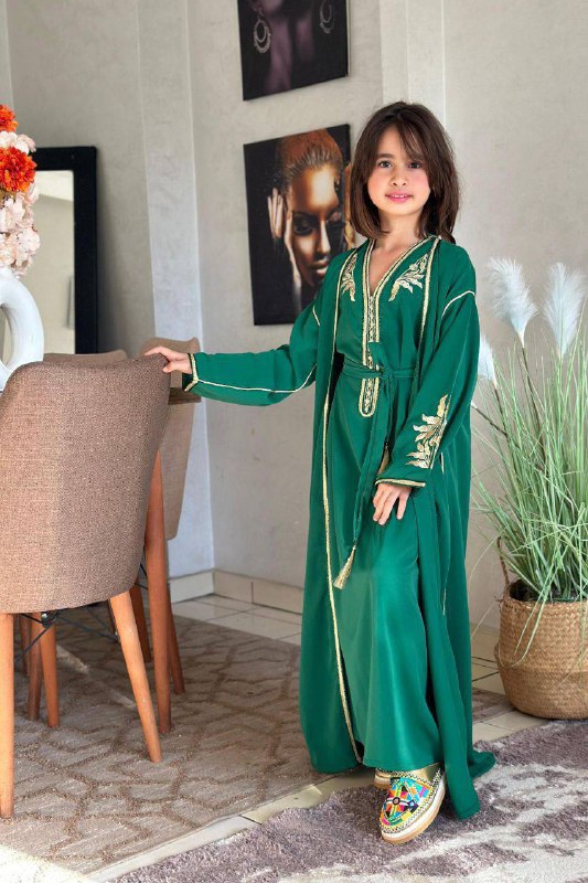 كيمونوا أنيقة للبنوتات مصنوعة من ثوب كريب سامبل مطرزة بدقة بـرباطي برونز لإطلالة راقية