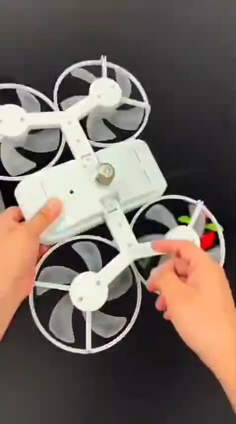 Ventilateur de plafond avec télécommande et éclairage intégré مروحة سقف على شكل طائرة بدون طيار مع إضاءة وجهاز تحكم عن بعد