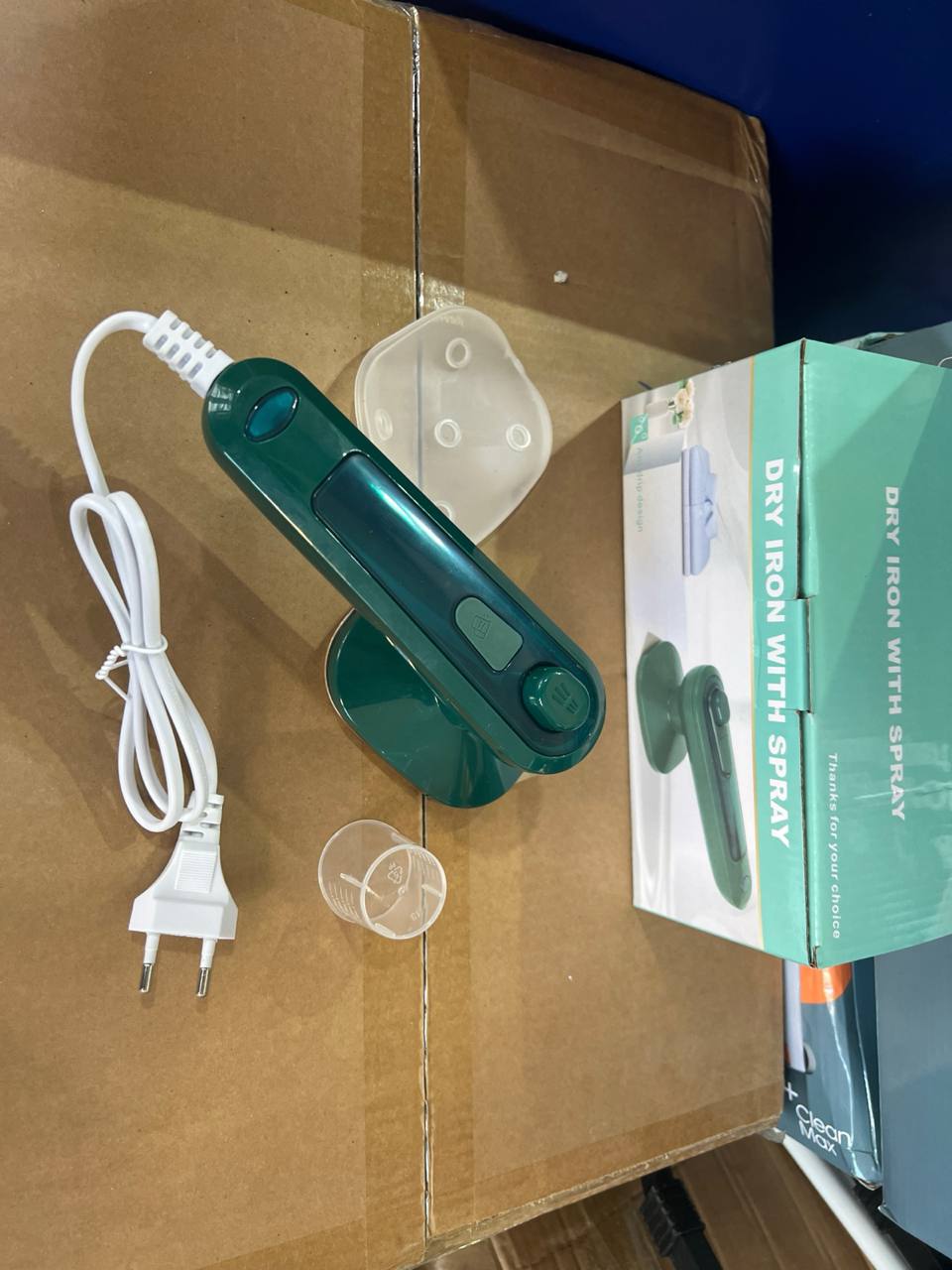 مكواة جافة مع رذاذ Dry iron with spray Repassage à sec avec spray