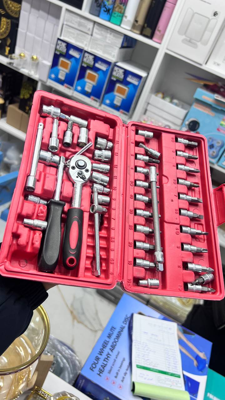 مجموعة أدوات المقبس والسقاطة المكونة من 46 قطعة Pack jeu de 46 pièces pour outils douilles et cliquets