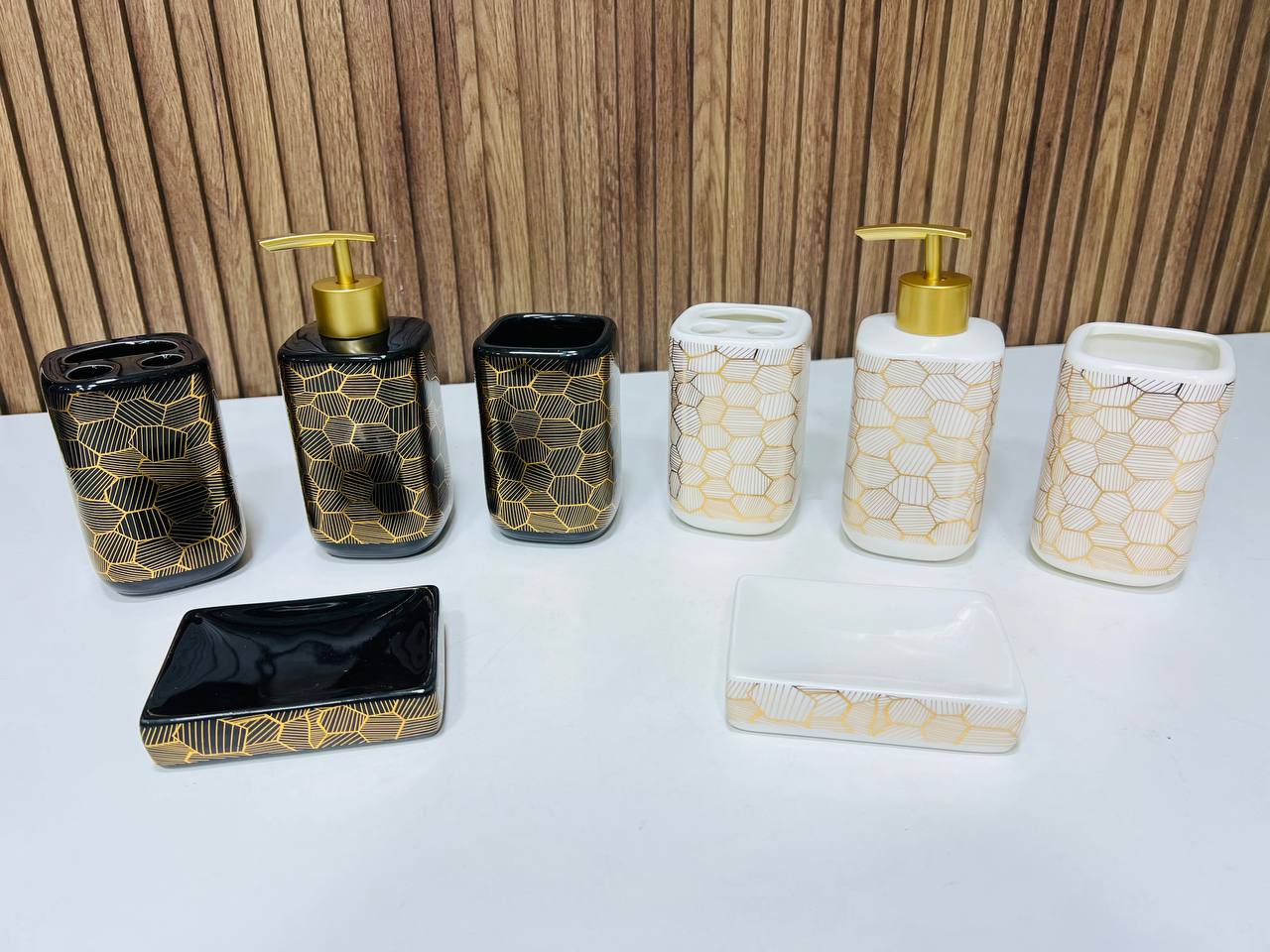 1104-9 طقم إكسسوارات حمام سيراميكي ديكوري، طقم حمام عصري من 4 قطع Porcelaine