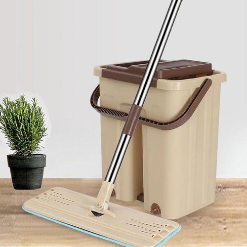 Serpillère avec seau d'eau Balai