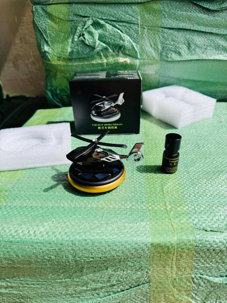 Désodorisant de voiture solaire en forme d'hélicoptère معطر جو للسيارة يعمل بالطاقة الشمسية على شكل طائرة هليكوبتر