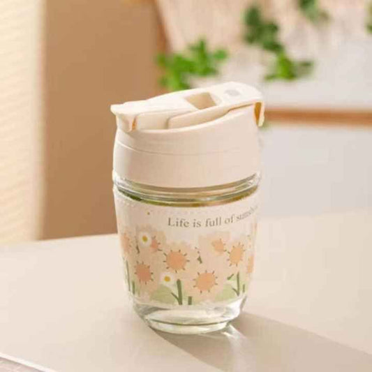 Tasse en verre avec un couvercle et une paille intégrée كوب زجاجي بغطاء وقشة مدمجة، مزين بنمط زهور
