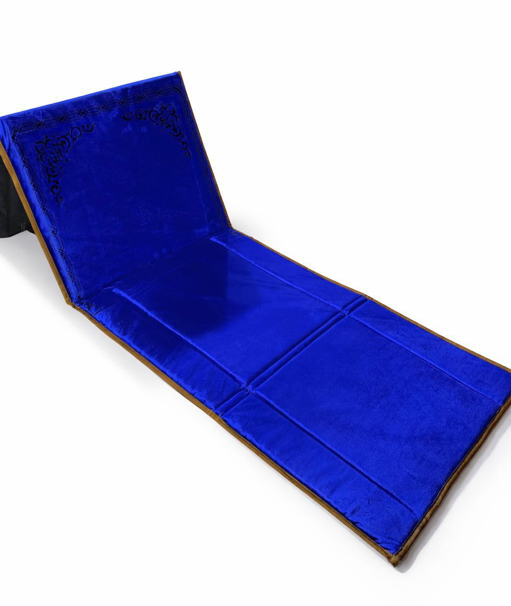 مسند للظهر و سجادة للصلاة