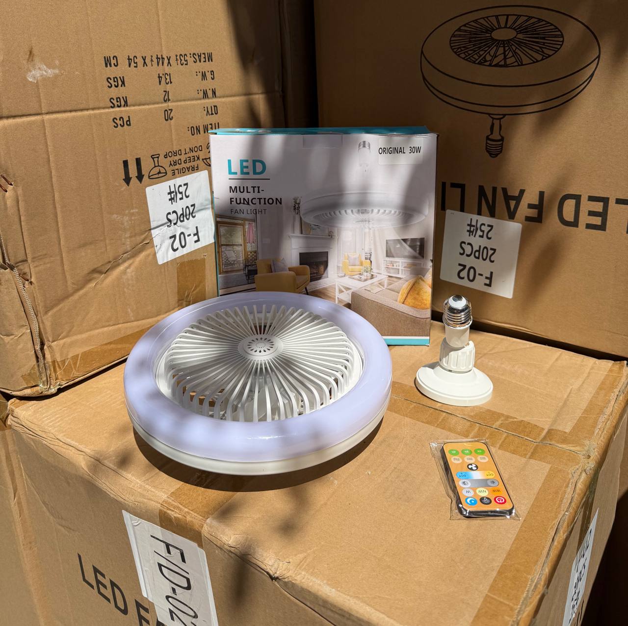 مروحة سقف مزودة بإضاءة مدمجة وجهاز تحكم عن بعد Ventilateur de plafond avec lumière intégrée et télécommande