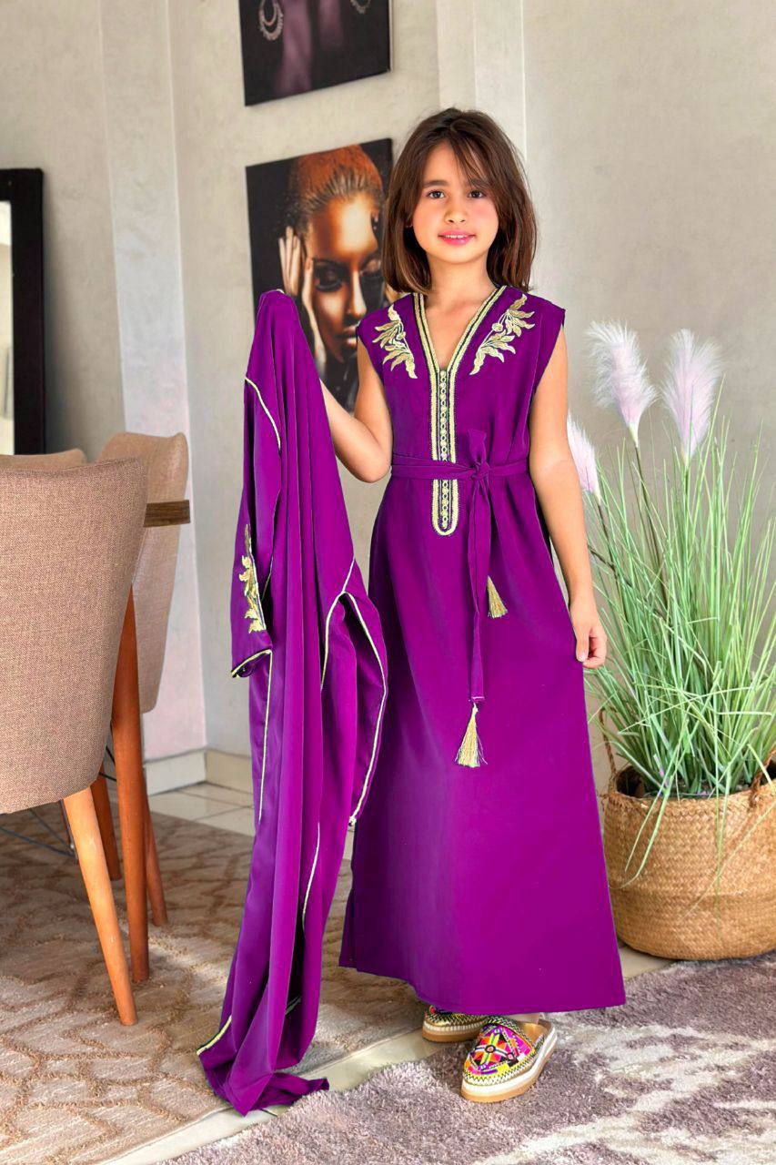 كيمونوا أنيقة للبنوتات مصنوعة من ثوب كريب سامبل مطرزة بدقة بـرباطي برونز لإطلالة راقية