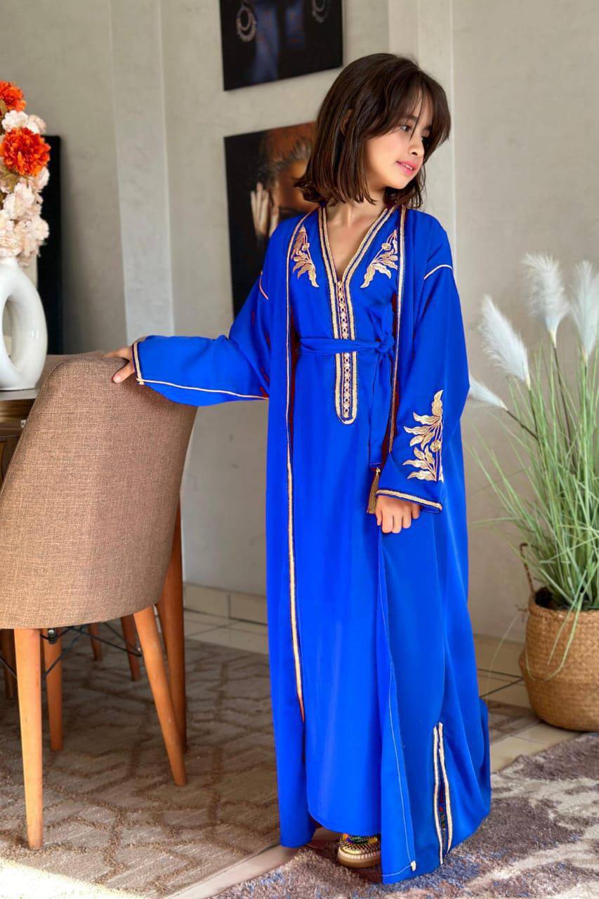 كيمونوا أنيقة للبنوتات مصنوعة من ثوب كريب سامبل مطرزة بدقة بـرباطي برونز لإطلالة راقية