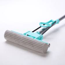 ممسحة قابلة للطي مصنوعة من إسفنجة ماصة مع وظيفة العصر Mop pliant en éponge absorbante avec essorage