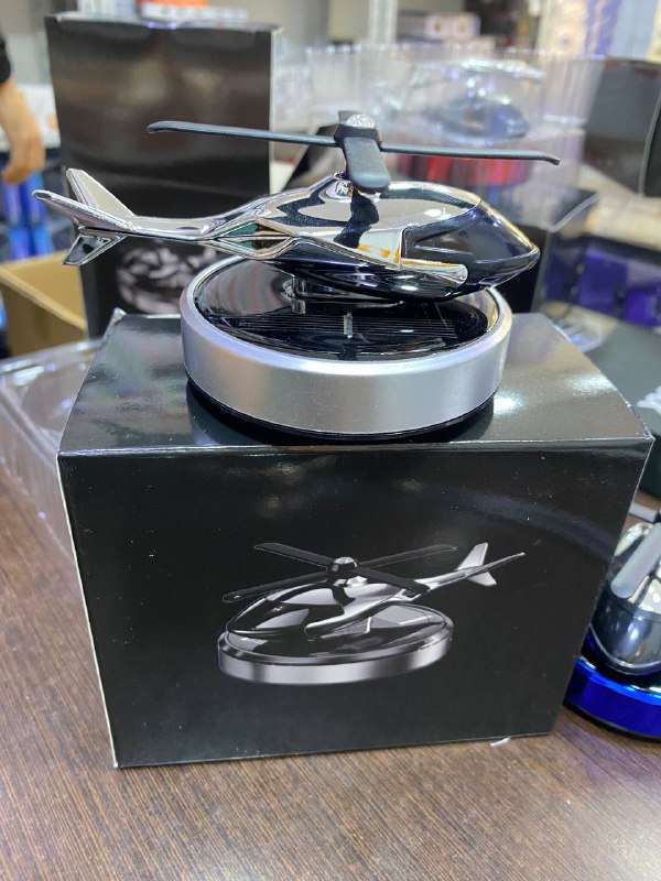 معطر جو السيارة الشمسي الدوار موزع عطر على شكل طائرة هليكوبتر Désodorisant solaire rotatif pour voiture est un diffuseur de parfum en forme d'hélicoptère en alliage métallique