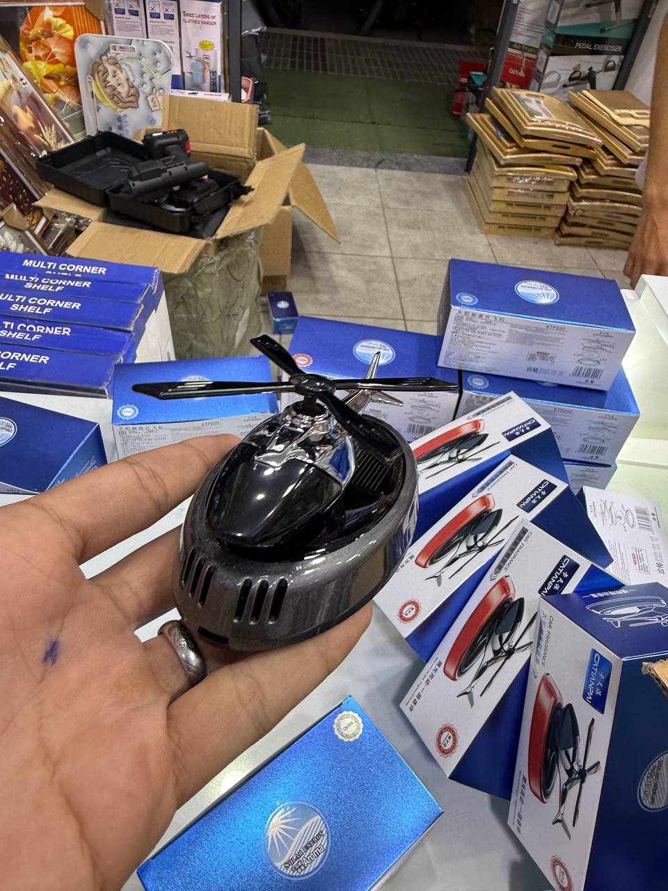 Désodorisant Voiture Hélicoptère Solaire Purificateur d'Air Auto Rotation Automatique Car fragrance مبخرة السيارة مع العطر