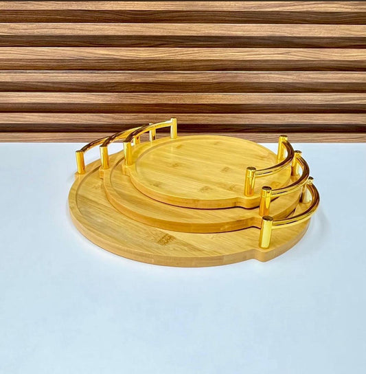 Ensemble de plateaux de service ronds en bambou à plusieurs niveaux avec des poignées dorées.