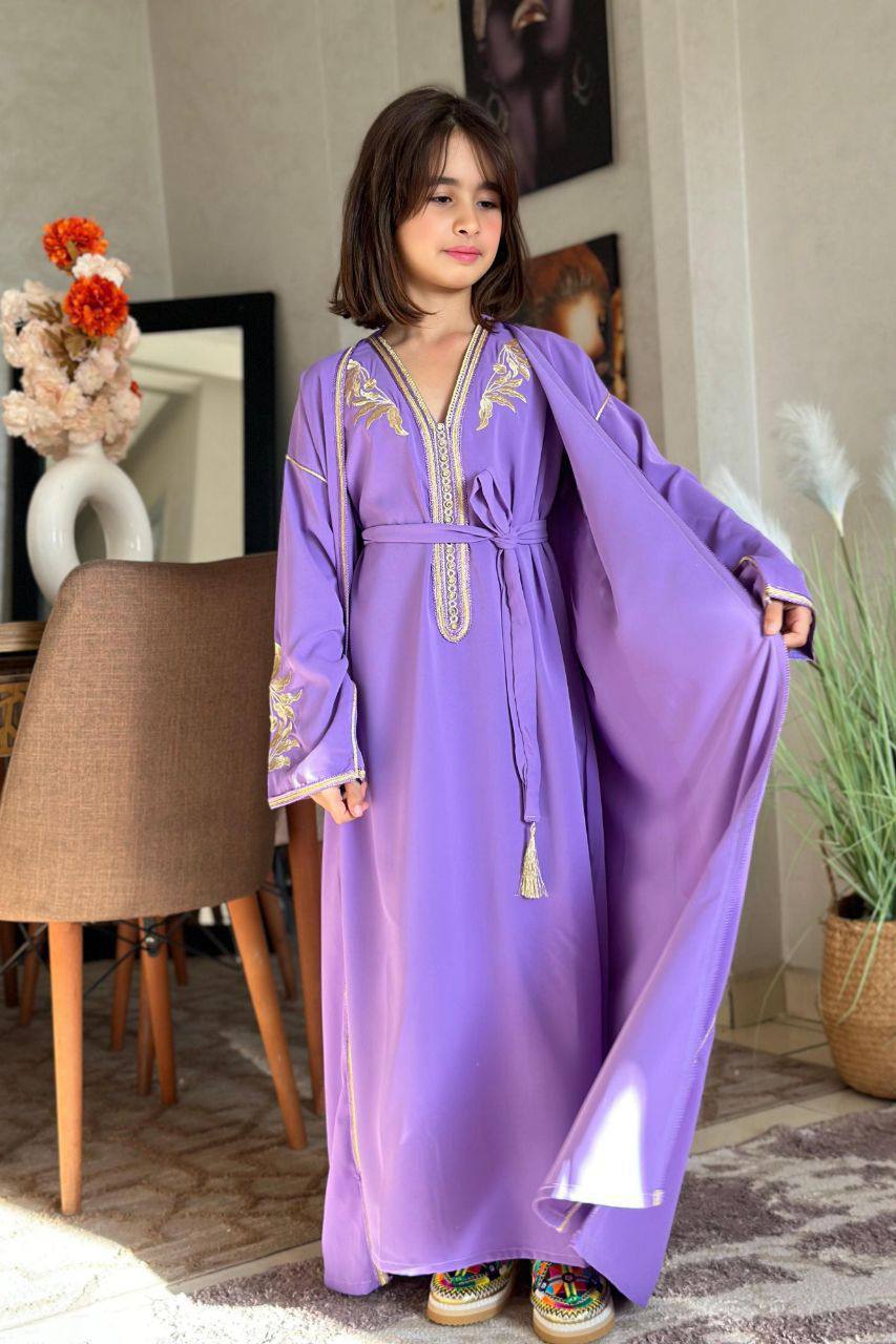 كيمونوا أنيقة للبنوتات مصنوعة من ثوب كريب سامبل مطرزة بدقة بـرباطي برونز لإطلالة راقية