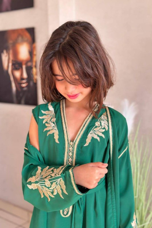 كيمونوا أنيقة للبنوتات مصنوعة من ثوب كريب سامبل مطرزة بدقة بـرباطي برونز لإطلالة راقية