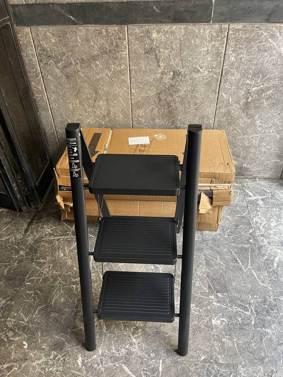 سلم ألومنيوم قابل للطي بثلاث درجات للمنزل سلم ألومنيوم قابل للطي بثلاث درجات للمنزل