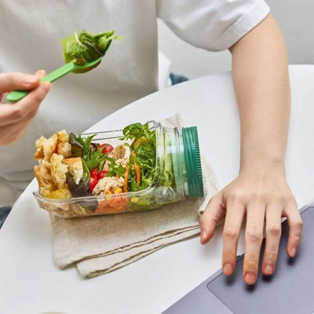 علبة سلطة محمولة بفتحة جانبية وغطاء Bocal à Salade Portable à Ouverture Latérale avec Couvercle