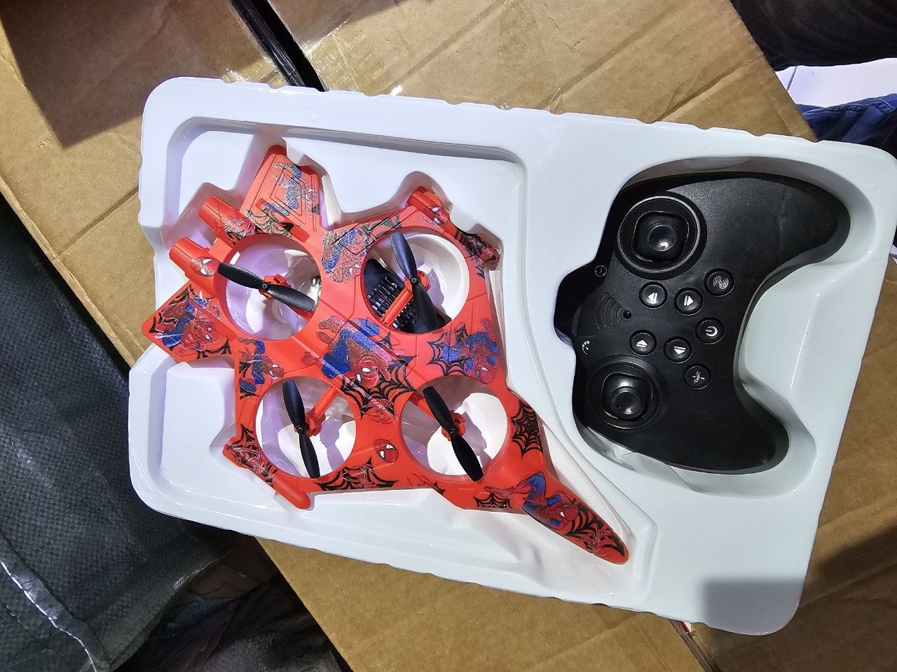 طائرة سبايدرمان المقاتلة بدون طيار التي تعمل بالتحكم عن بعد Drone de chasse Spider-Man