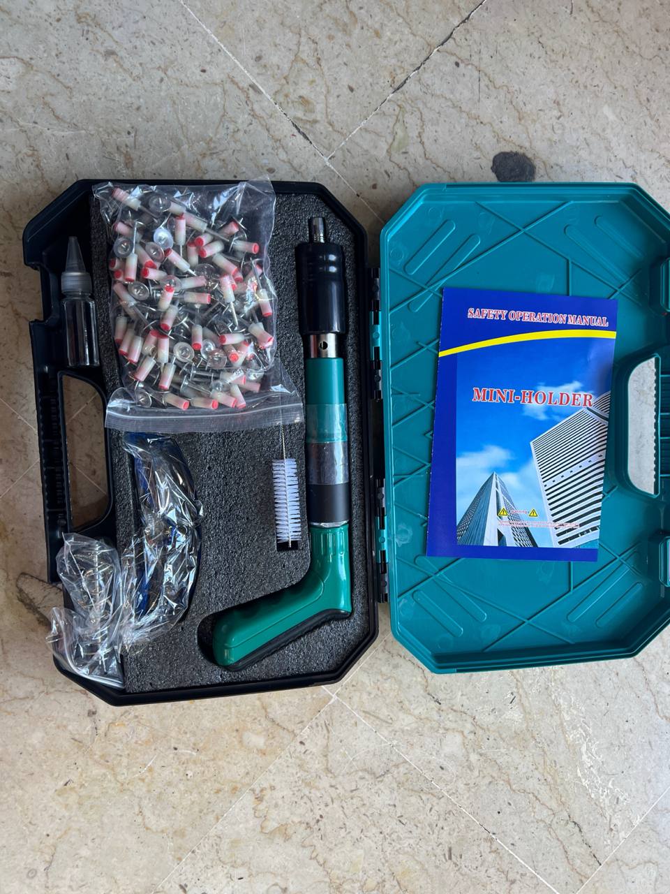 مسدس مسامير فولاذي محمول مزود بـ 20 مسمارًا دائريًا للجدران الإسمنتية Pistolet à clous en acier portable avec 20pcs clous ronds pour mur en ciment
