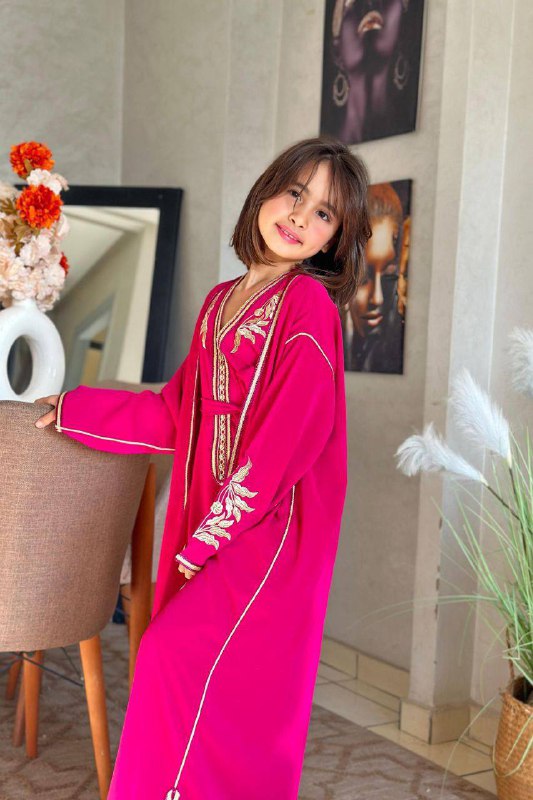 كيمونوا أنيقة للبنوتات مصنوعة من ثوب كريب سامبل مطرزة بدقة بـرباطي برونز لإطلالة راقية