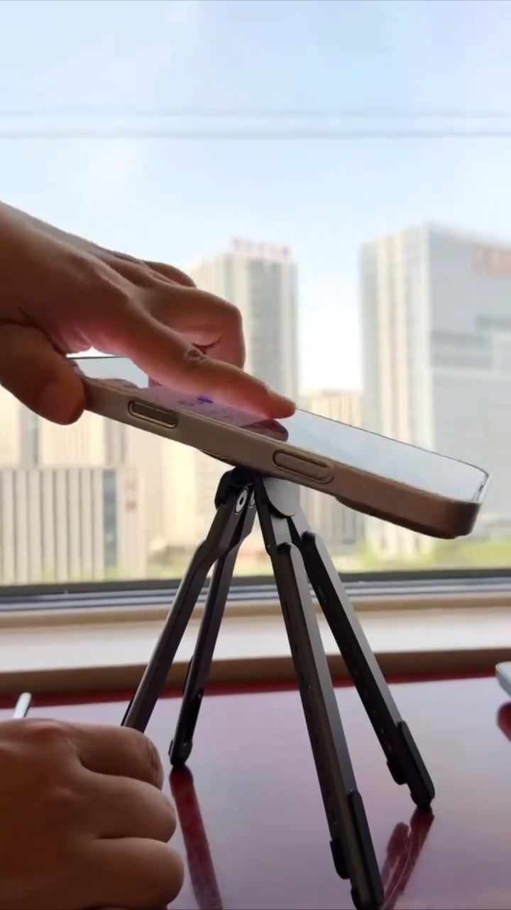 Support pliable multifonctionnel 4 en 1 pour smartphones, tablettes et ordinateurs portables حامل متعدد الوظائف قابل للطي 4 في 1 للهواتف الذكية والأجهزة اللوحية وأجهزة الكمبيوتر المحمولة
